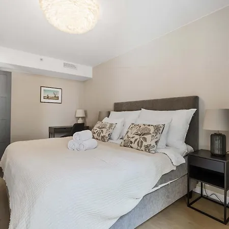Apartment Dinbnb L High-end L Balcony L Rooftop L Self Check-in